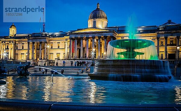 Trafalgar Square und National Gallery in der Abenddämmerung mit Springbrunnen  London  England  Großbritannien  Europa