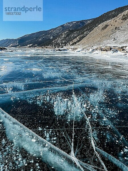 Textur der schönen blaün Eis mit Rissen und Luftblasen in den gefrorenen See. Winter Natur abstrakten Hintergrund. Baikalsee  Sibirien  Russland  Europa