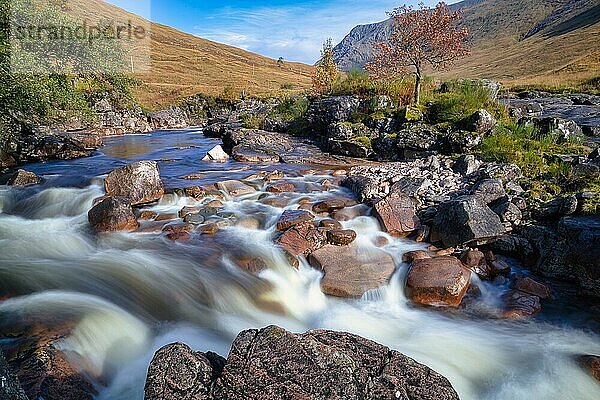 River Etive  Stromschnellen  Langzeitaufnahme  Glen Etive  Glen Coe  Schottland  Großbritannien  Europa