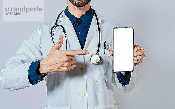 Arzt zeigt und deutet auf leeren Handy Bildschirm. Arzt empfiehlt auf Handybildschirm isoliert