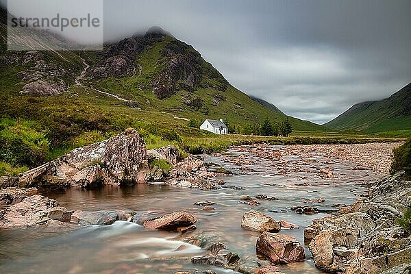 Altes Cottage am River Coe  Glencoe  Highlands  Schottland  Großbritannien  Europa