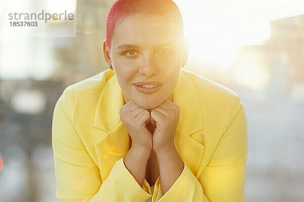 Schöne entspannte Frau in gelbem Anzug und rotem Haar beim Ausruhen an einem sonnigen Wochenendtag zu Hause. Körper positives Konzept