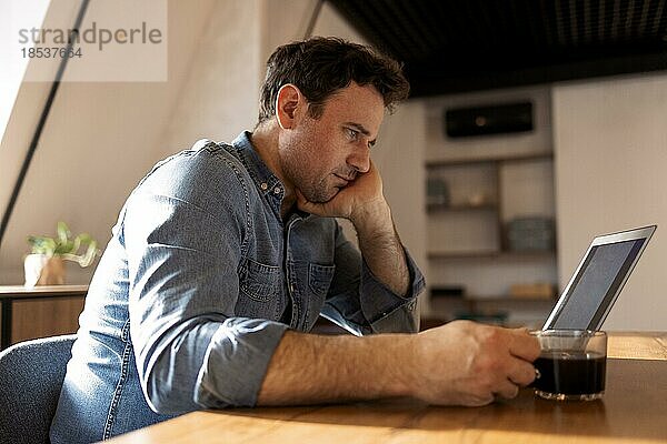 Lächelnder  bärtiger  kaukasischer Geschäftsmann arbeitet am Laptop im Büro zu Hause. Brunette Studentin verwenden Computer Fernunterricht um Videoanruf Lernen  beobachten Online Webinar oder Seminar