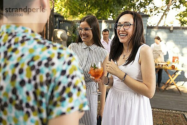 Gruppe von schönen glücklichen Menschen kommunizieren und lächelnd  während Zeit auf weding im Freien Partei. Glück  Liebe  Feier und Freundschaft Konzept