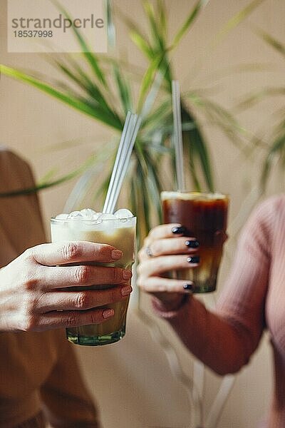 Glückliche junge Freundinnen machen Kaffeepause und entspannen sich in einem Café. Freundschaft Konzept