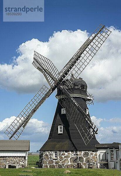 Windmühle vom Typ Holländer aus dem Jahr 1869  die bis 1950 in Betrieb war. Jetzt als Ferienhaus in Östra Ingelstad  Österlen  Schonen  Schweden  Skandinavien genutzt  Europa