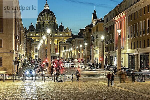 Straßenzene auf der Via della Conciliazione zum Petersdom im Abendlicht  Rom  Latium  Italien  Europa