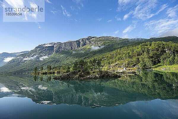 Berge spiegeln sich in blauem See  Lovatnet  Loen  Norwegen  Europa