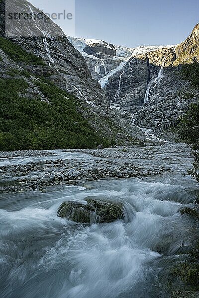 Fluss und Gletscherzunge Kjenndalsbreen  Gletscher und Berglandschaft  Langzeitbelichtung  Norwegen  Europa