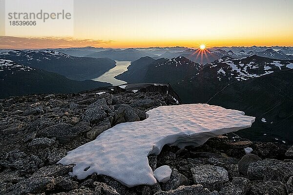 Ausblick auf Berge und Fjord Faleidfjorden  Sonnenstern bei Sonnenuntergang  Gipfel des Skåla  Loen  Norwegen  Europa