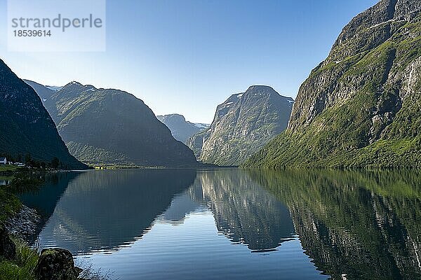 Berge spiegeln sich im See  Lovatnet  Loen  Norwegen  Europa