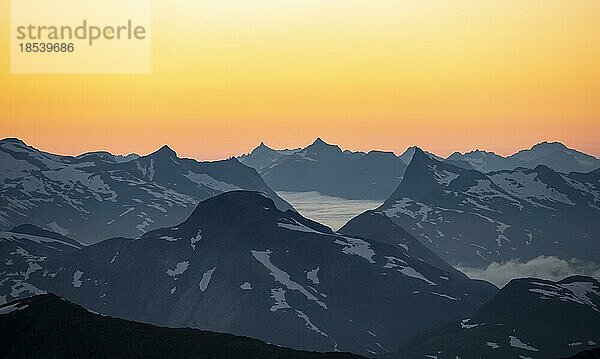 Gipfel des Skåla  Ausblick auf Bergpanorama  bei Sonnenuntergang  Loen  Norwegen  Europa