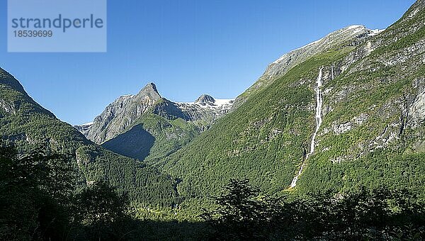 Felsige Berge mit Wasserfall  Berglandschaft  Lodalen  Loen  Norwegen  Europa