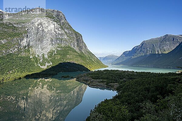 Berglandschaft und See  Lovatnet  Loen  Norwegen  Europa