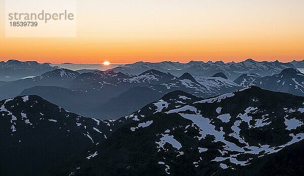 Sonnenuntergang hinter den Bergen  Bergpanorama mit Schneeresten vom Gipfel des Skåla  Loen  Norwegen  Europa