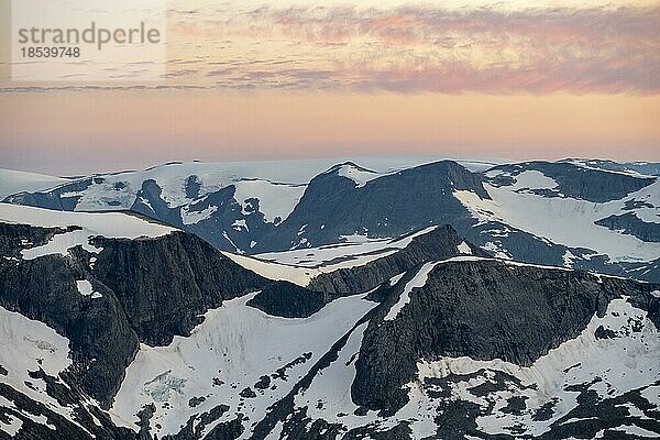 Ausblick auf Bergpanorama mit Gletscher Jostedalsbreen  Gipfel des Skåla  bei Sonnenuntergang  Loen  Norwegen  Europa