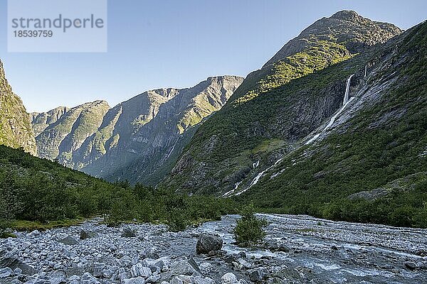 Tal mit Fluss und Wasserfall im Morgenlicht  Lodalen  Norwegen  Europa