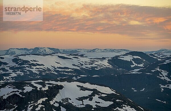Gipfel des Skåla  Ausblick auf Bergpanorama  bei Sonnenuntergang  Loen  Norwegen  Europa