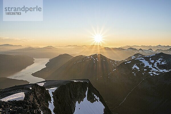 Ausblick auf Berge und Fjord Faleidfjorden  Sonnenstern bei Sonnenuntergang  Gipfel des Skåla  Loen  Norwegen  Europa