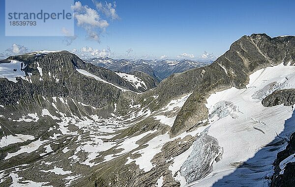 Gipfel des Skåla  Ausblick auf Berge Storskredfjellet und Styrneskåla mit Gletscher  Loen  Norwegen  Europa