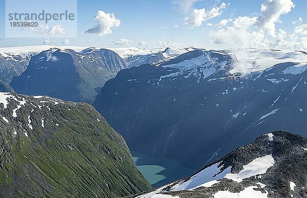 Aufstieg zum Gipfel des Skåla  Ausblick auf Berge mit Schneeresten und Gletscher Jostedalsbreen  Loen  Norwegen  Europa