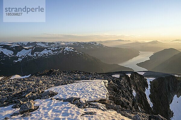 Ausblick auf Berge und Fjord Faleidfjorden  bei Sonnenuntergang  Gipfel des Skåla  Loen  Norwegen  Europa