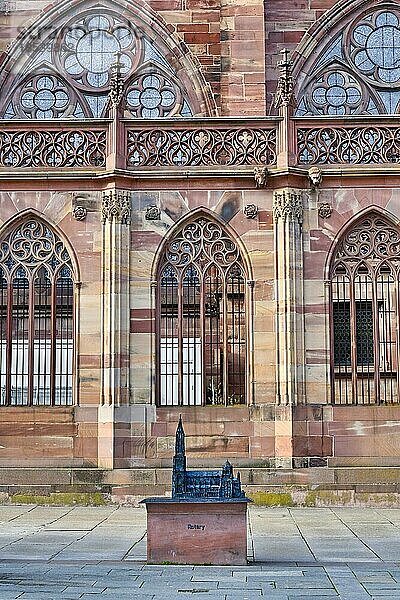 Kleine Nachbildung des Turms des berühmten Straßburger Münsters in Frankreich im romanischen und gotischen Baustil für Blinde  Straßburg  Frankreich  Europa