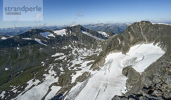 Gipfel des Skåla  Ausblick auf Berge Geitafjellhyrna und Storskredfjellet und Styrneskåla mit Gletscher  Loen  Norwegen  Europa