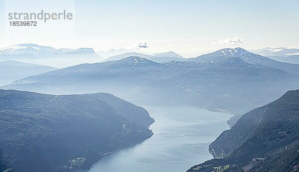 Aufstieg zum Gipfel des Skåla  Ausblick auf Berge und Fjord Faleidfjorden  Loen  Norwegen  Europa