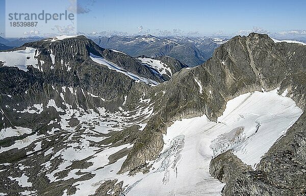 Gipfel des Skåla  Ausblick auf Berge Storskredfjellet und Styrneskåla mit Gletscher  Loen  Norwegen  Europa