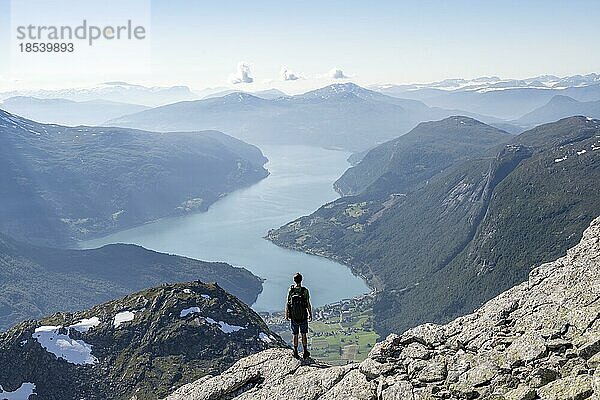 Wanderer beim Aufstieg zum Gipfel des Skåla  Ausblick auf Berge und Fjord Faleidfjorden  Loen  Norwegen  Europa