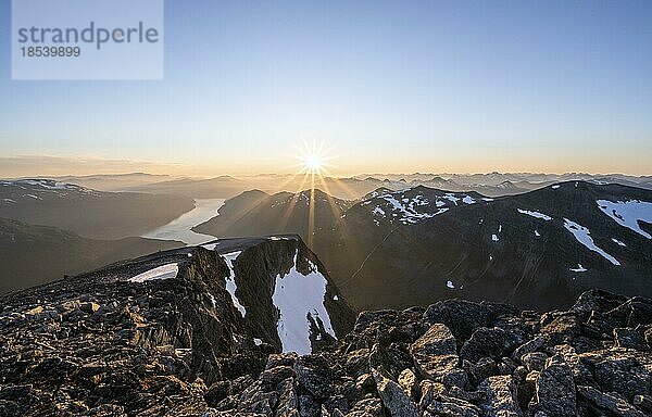 Ausblick auf Berge und Fjord Faleidfjorden  Sonnenstern bei Sonnenuntergang  Gipfel des Skåla  Loen  Norwegen  Europa