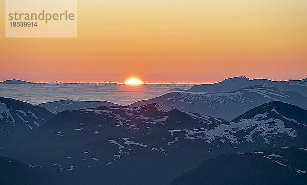 Sonnenuntergang hinter den Bergen  Bergpanorama mit Schneeresten vom Gipfel des Skåla  Loen  Norwegen  Europa