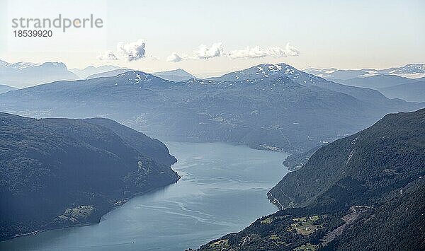 Aufstieg zum Gipfel des Skåla  Ausblick auf Berge und Fjord Faleidfjorden  Loen  Norwegen  Europa