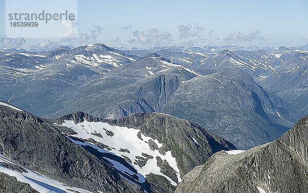Ausbick auf felsige Berge mit Schneeresten  Gipfel des Skåla  Loen  Norwegen  Europa