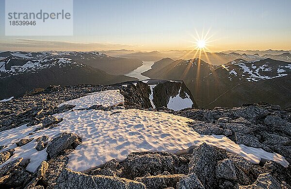 Ausblick auf Berge und Fjord Faleidfjorden  Sonnenstern bei Sonnenuntergang  Gipfel des Skåla  Loen  Norwegen  Europa