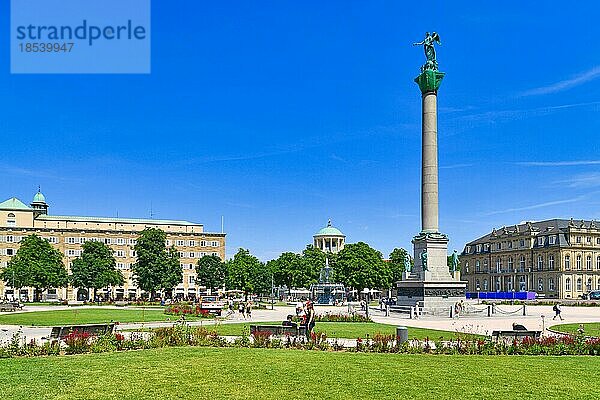 Öffentlicher Park auf dem Schlossplatz in der Altstadt an einem sonnigen Tag  Stuttgart  Deutschland  Europa