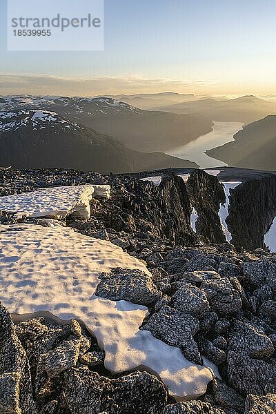 Ausblick auf Berge und Fjord Faleidfjorden  bei Sonnenuntergang  Gipfel des Skåla  Loen  Norwegen  Europa