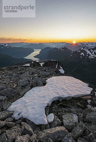 Ausblick auf Berge und Fjord Faleidfjorden  Sonnenstern bei Sonnenuntergang  Gipfel des Skåla  Loen  Norwegen  Europa