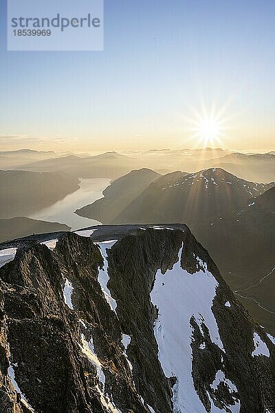 Ausblick auf Berge und Fjord Faleidfjorden  Sonnenstern bei Sonnenuntergang  Gipfel des Skåla  Loen  Norwegen  Europa