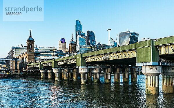 Cannon Street Railway Bridge und Wolkenkratzer über der Themse  London  England  Großbritannien  Europa