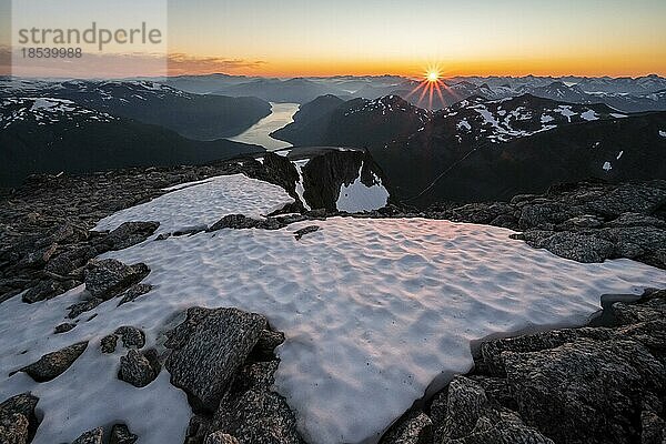 Ausblick auf Berge und Fjord Faleidfjorden  Sonnenstern bei Sonnenuntergang  Gipfel des Skåla  Loen  Norwegen  Europa