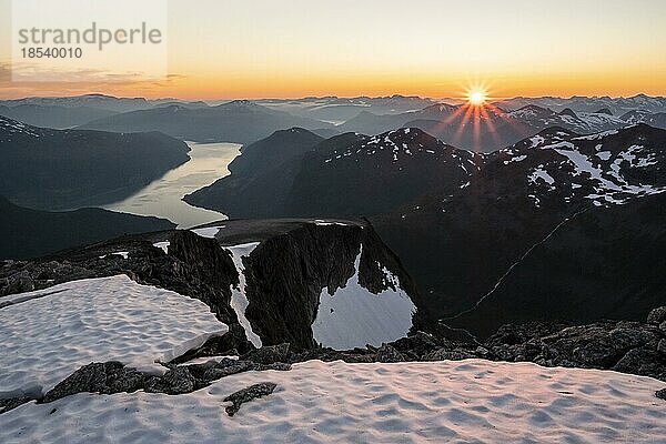 Ausblick auf Berge und Fjord Faleidfjorden  Sonnenstern bei Sonnenuntergang  Gipfel des Skåla  Loen  Norwegen  Europa