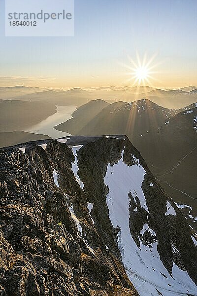 Ausblick auf Berge und Fjord Faleidfjorden  Sonnenstern bei Sonnenuntergang  Gipfel des Skåla  Loen  Norwegen  Europa