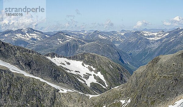 Ausbick auf felsige Berge mit Schneeresten  Gipfel des Skåla  Loen  Norwegen  Europa