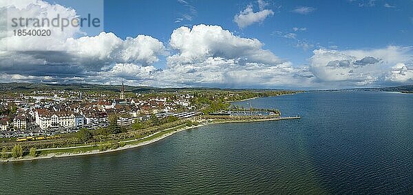 Luftbild der Stadt Radolfzell am Bodensee mit der Halbinsel Mettnau  rechts am Horizont die Insel Reichenau  Landkreis Konstanz  Baden-Württemberg  Deutschland  Europa