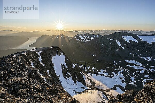 Ausblick auf Berge und Fjord Faleidfjorden  Sonnenstern bei Sonnenuntergang  Gipfel des Skåla  Loen  Norwegen  Europa