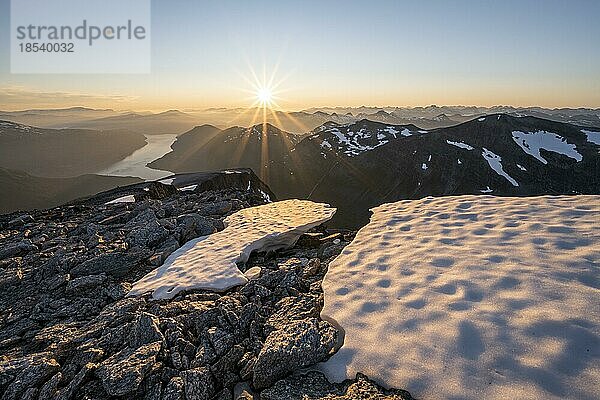 Ausblick auf Berge und Fjord Faleidfjorden  Sonnenstern bei Sonnenuntergang  Gipfel des Skåla  Loen  Norwegen  Europa