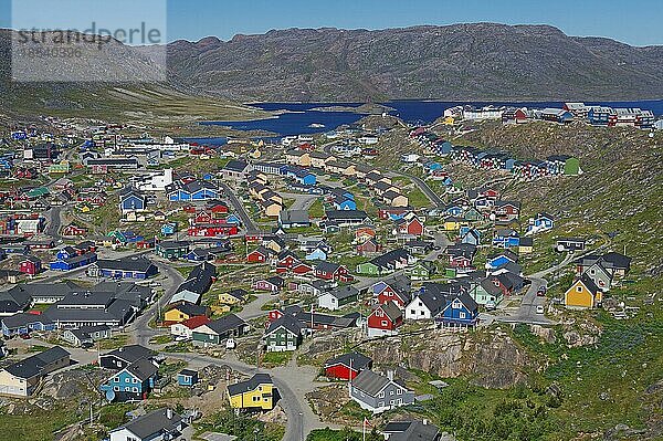 Aussicht über eine kleine Stadt  raue Berglandschaft  Qaqortoq  Kommune Kujalleq  Arktis  Grönland  Dänemark  Nordamerika