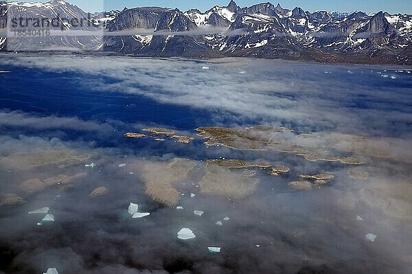 Aussicht über raue schneebedeckte Berglandschaften und Fjord  menschenleer  Helikopterflug  Qaqortoq  Kommune Kujalleq  Arktis  Grönland  Dänemark  Nordamerika